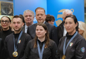 Il presidente di Veronafiere Federico Bricolo con gli atleti olimpici di Parigi 2024 | Veronafiere EnneviFoto